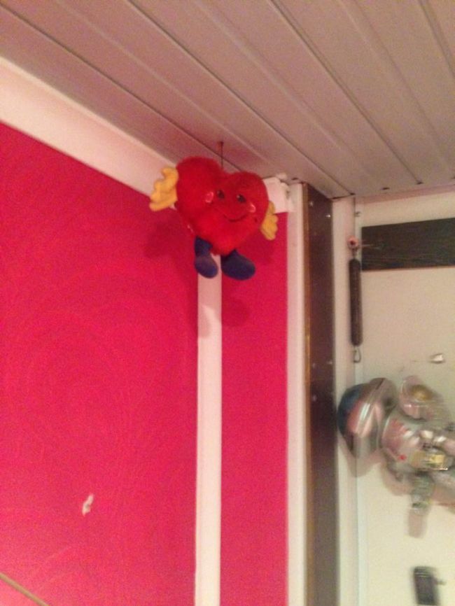 "Camera roz" cu lumanari, inimioare si jucarii. Cum arata veceul Inspectoratului de Politie din Calarasi