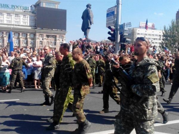 Ополченцы провели по центру Донецка пленных силовиков