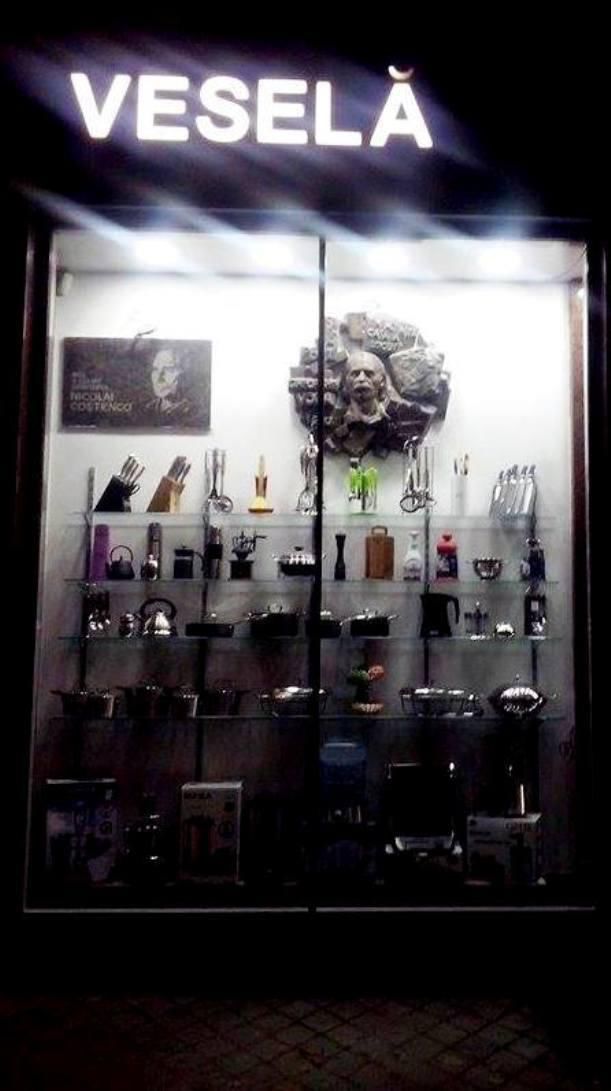 Vitrina care acoperea plăcile comemorative se demontează