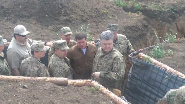 Порошенко  инспектирует оборонительные сооружения под Мариуполем