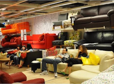 Жителям Пекина запретили спать в магазине IKEA