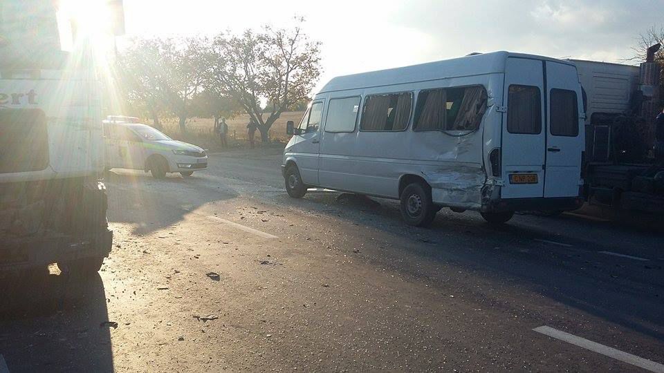 Accident grav pe şoseaua Balcani: Un microbuz de linie s-a tamponat cu un autocamion