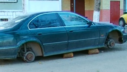 A parcat mașina în curte, iar dimineața a găsit-o fără roți