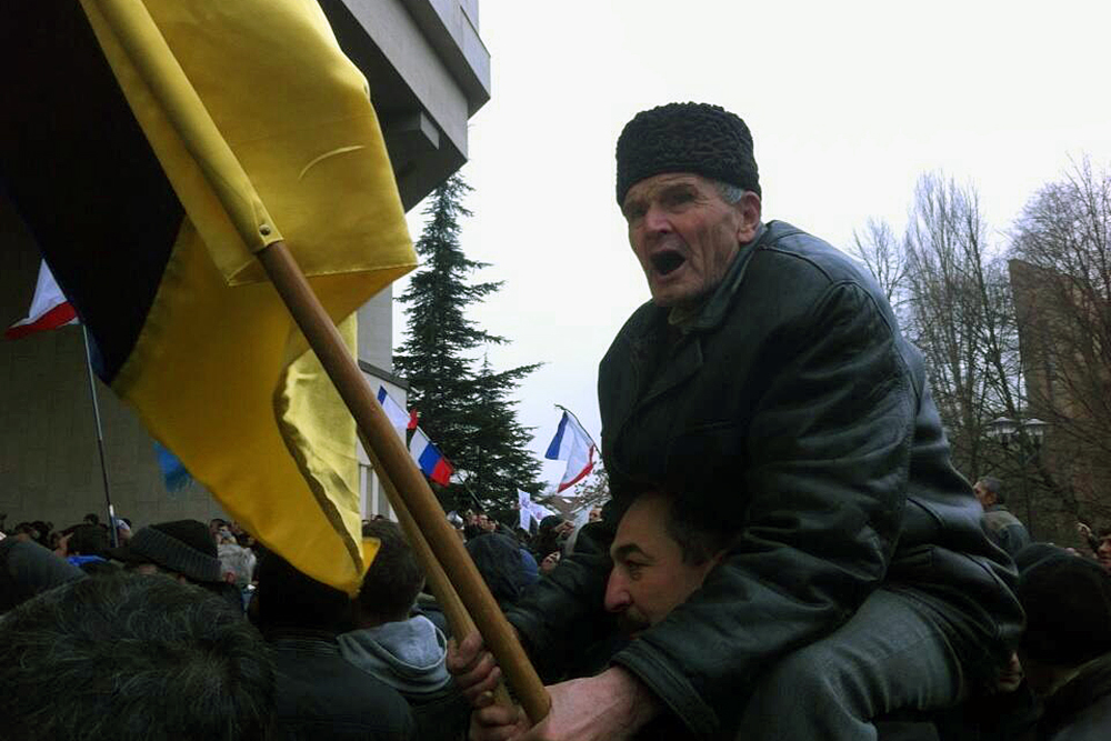 Митинг в Симферополе перерос в массовую драку