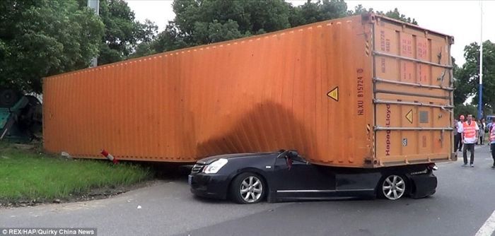 Водитель автомобиля выжил после падения на него огромного контейнера