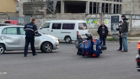 Accident în Chişinău. O motocicletă, lovită de un automobil