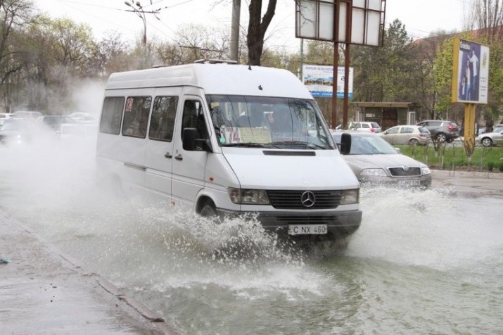 «Прорыв» от примэрии: улицы затопило горячей водой