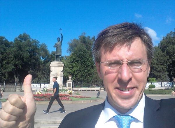 Киртоакэ отметил 511 лет со смерти Штефана чел Маре, сделав селфи у памятника