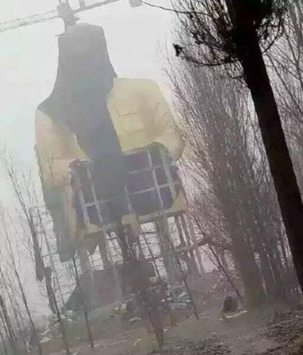 В Китае снесли огромную золотую статую Мао Цзэдуна