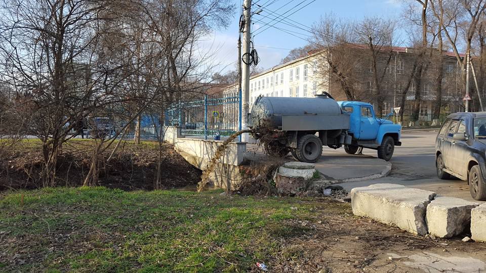 В Кишиневе в ручей вылили нечистоты