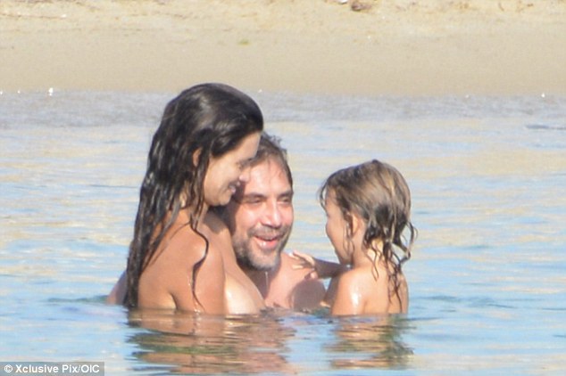 Penelope Cruz face topless pe plajă, la două luni după ce a născut