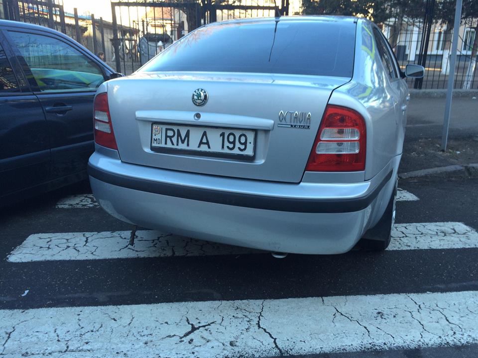 Mașină cu numere speciale, parcată chiar pe trecerea de pietoni
