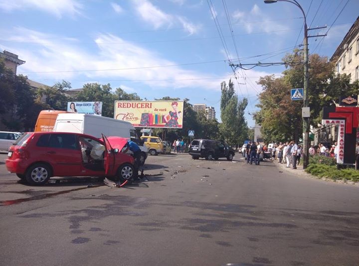 Accident pe bd. Grigore Vieru din Chișinău. Trei mașini au fost avariate