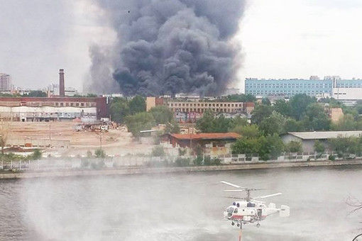 Вертолеты МЧС сбросили на горящее здание ЗИЛ в Москве 100 тонн воды