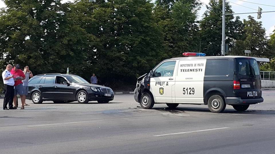 Accident cu implicarea unei maşini a poliţiei la Stăuceni: O persoană a ajuns la spital