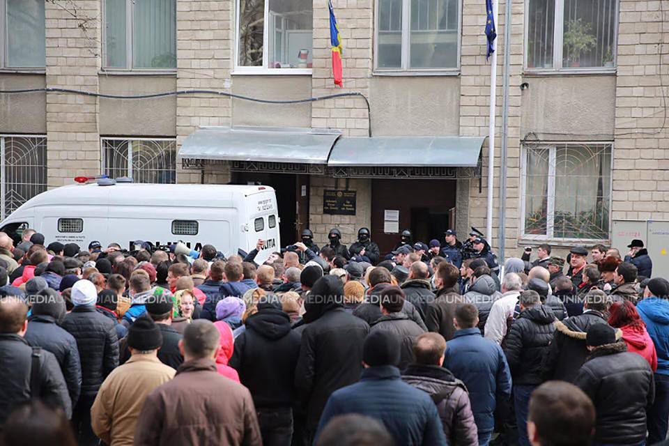 У суда на Рышкановке произошла потасовка протестующих с полицей
