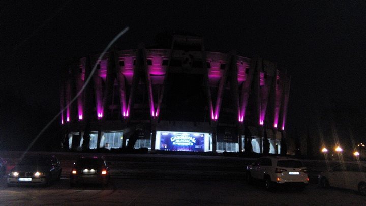 На праздники Кишиневский цирк украсили разноцветной иллюминацией