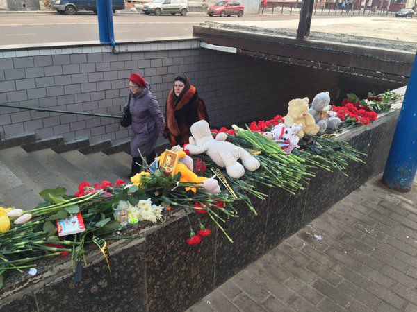 Москвичи принесли к метро цветы в память об убитой девочке