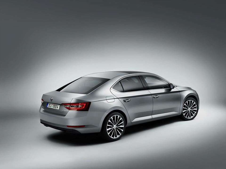 Опубликованы первые фотографии новой Skoda Superb