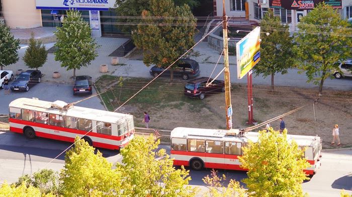Un troleibuz a intrat într-un parapet de pe bulevardul Mircea cel Bătrân