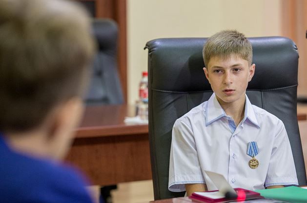 Евгений Шевчук вручил 13-летнему мальчику государственную награду