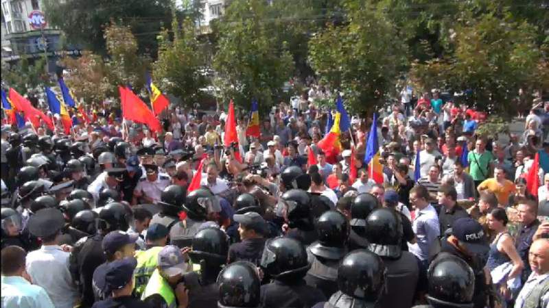 Полицейский спецназ спровоцировал потасовку у Генпрокуратуры
