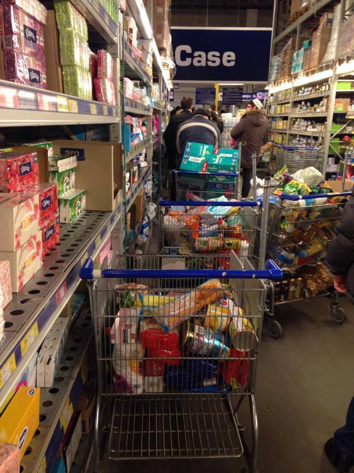 Rafturi goale în supermarketurile din capitală