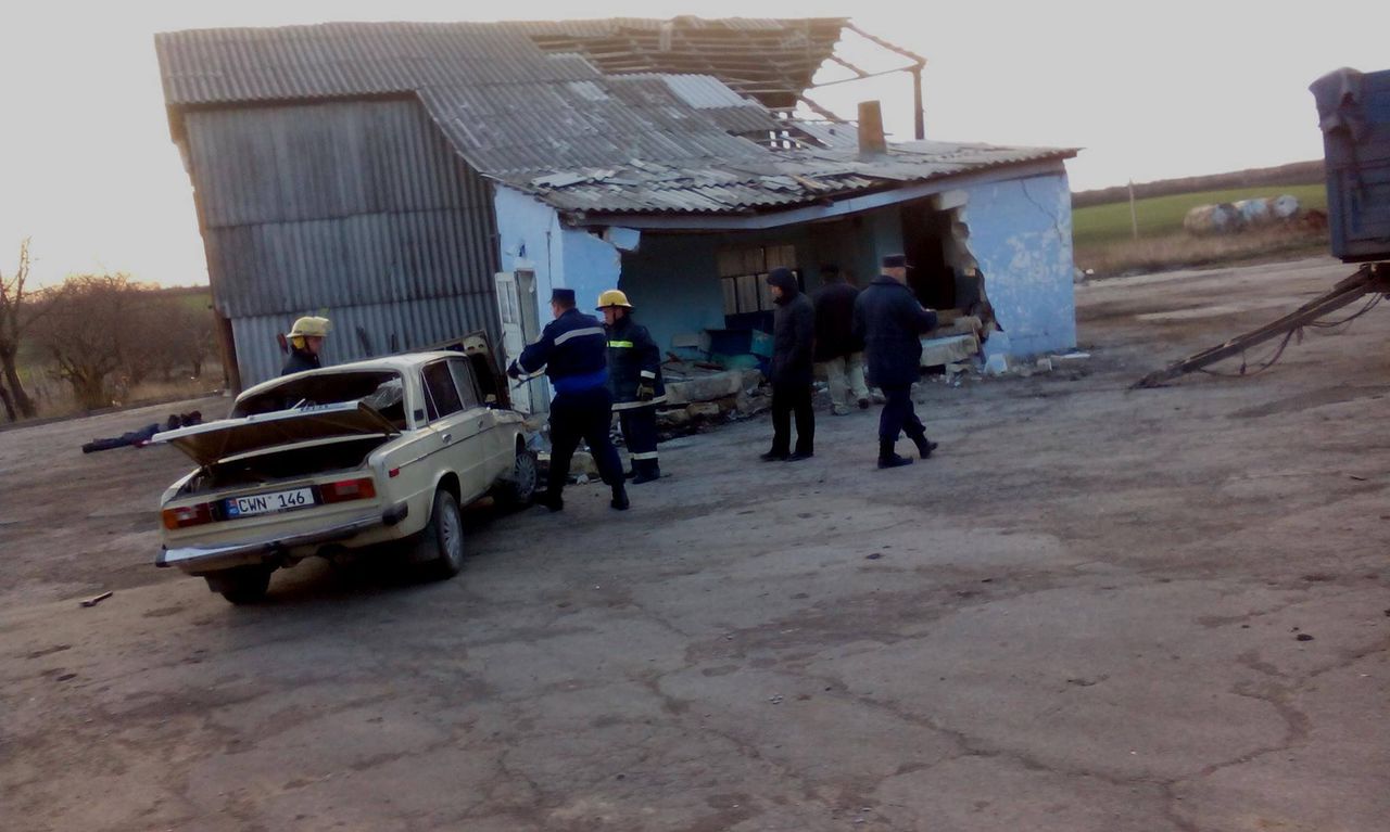A murit strivit de fiare încercînd să salveze o mașină