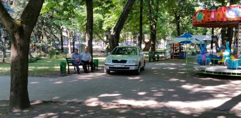 Министр здравоохранения припарковал свой автомобиль прямо в парке