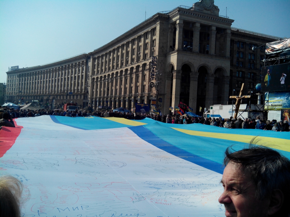 На вече в Киеве развернули 30-метровый флаг Украины и Крыма