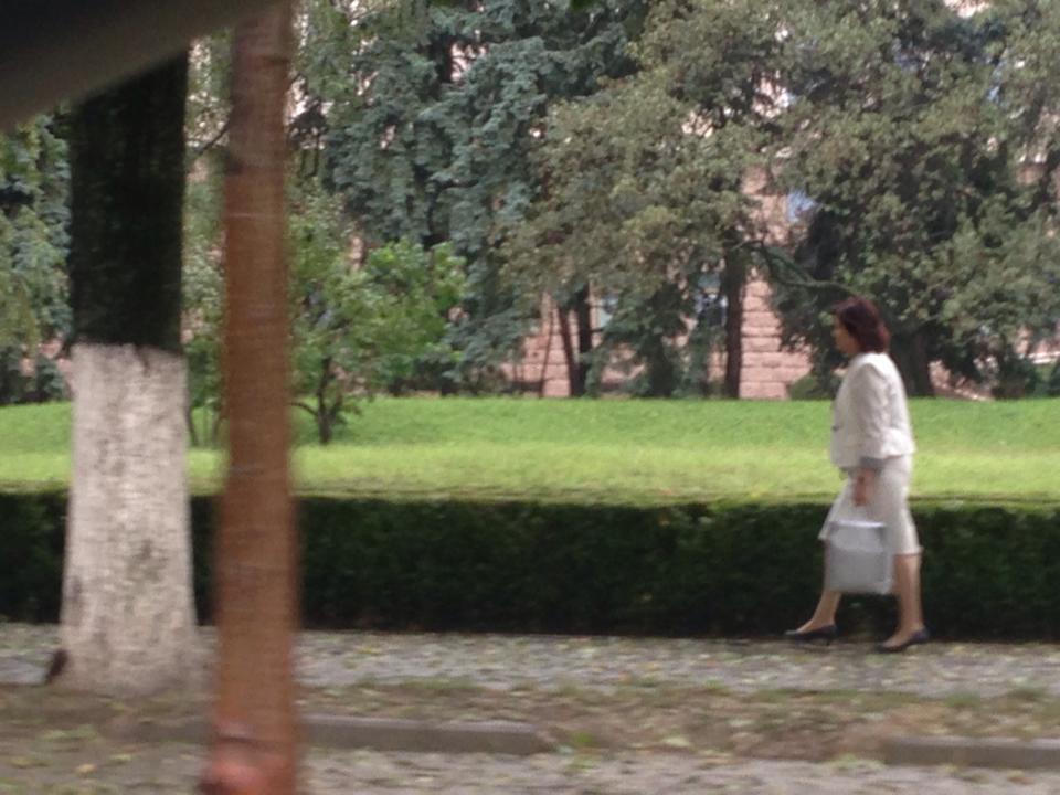 Первая леди Молдовы была замечена во время прогулки после дождя
