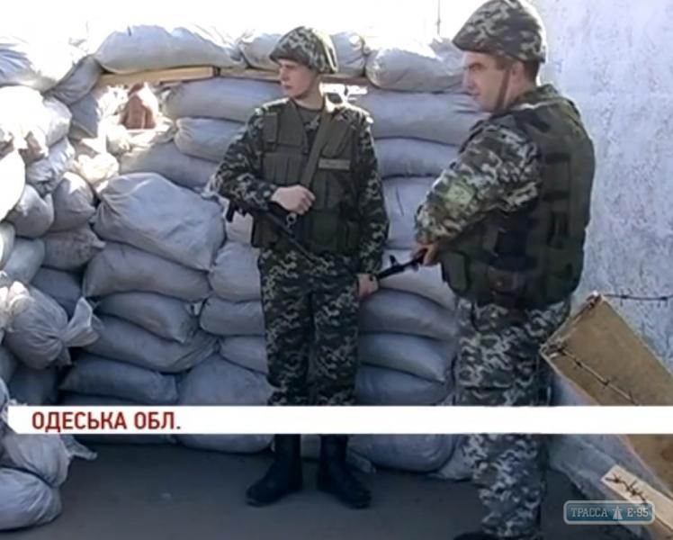 Украинские пограничники роют окопы на границе с Приднестровьем
