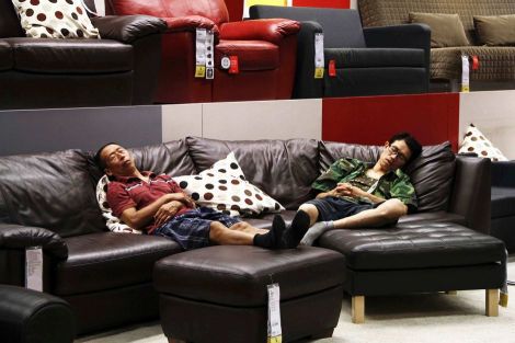 Жителям Пекина запретили спать в магазине IKEA