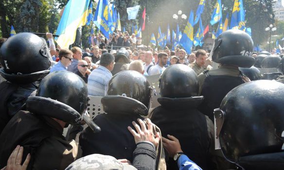 В ходе столкновений возле здания Рады произошел взрыв