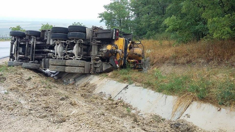 O autobetonieră s-a răsturnat la Peresecina
