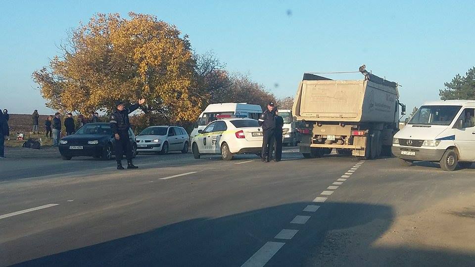 Accident grav pe şoseaua Balcani: Un microbuz de linie s-a tamponat cu un autocamion