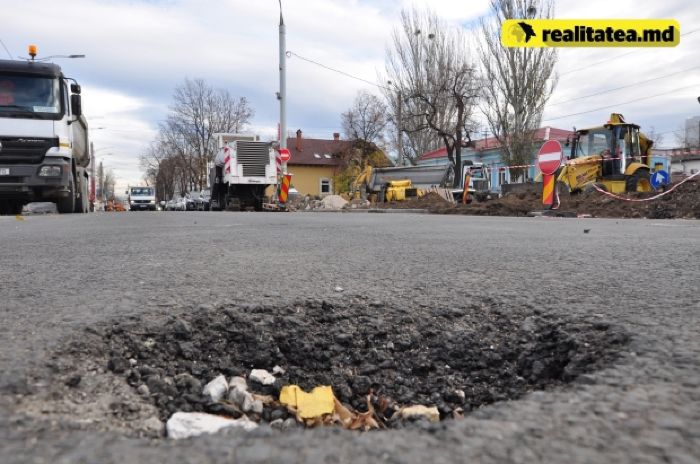 На улице Василе Александри обнаружены непонятные дыры в асфальте