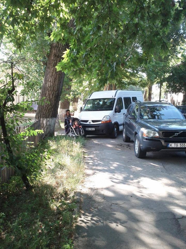 Masina ministerului de Interne, parcata pe tot trotuarul