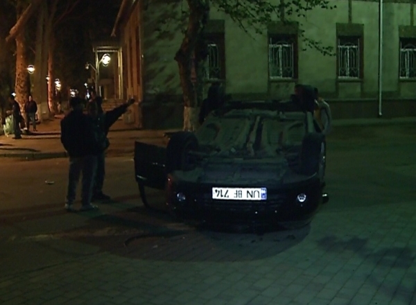 Авария в центре столицы: автомобиль перевернулся после столкновения с другой машиной