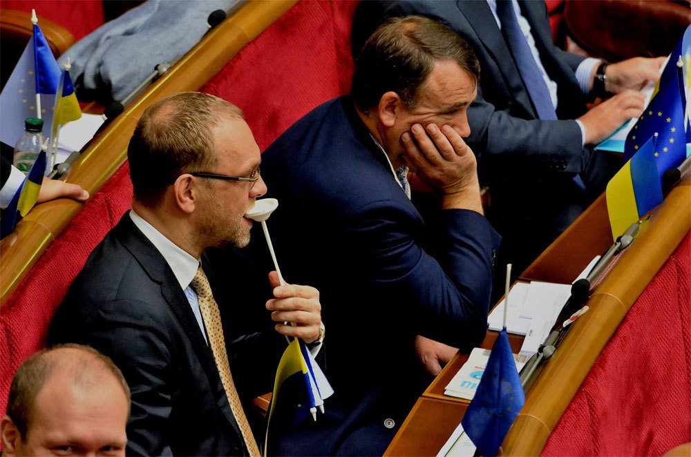 Фотограф заснял, как депутат Власенко в Верховной раде жует флаг ЕС