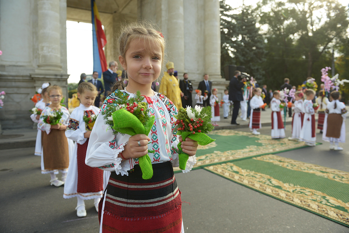 Фоторепортаж: Литургия на площади перед кафедральным собором Рождества Христова в Кишиневе