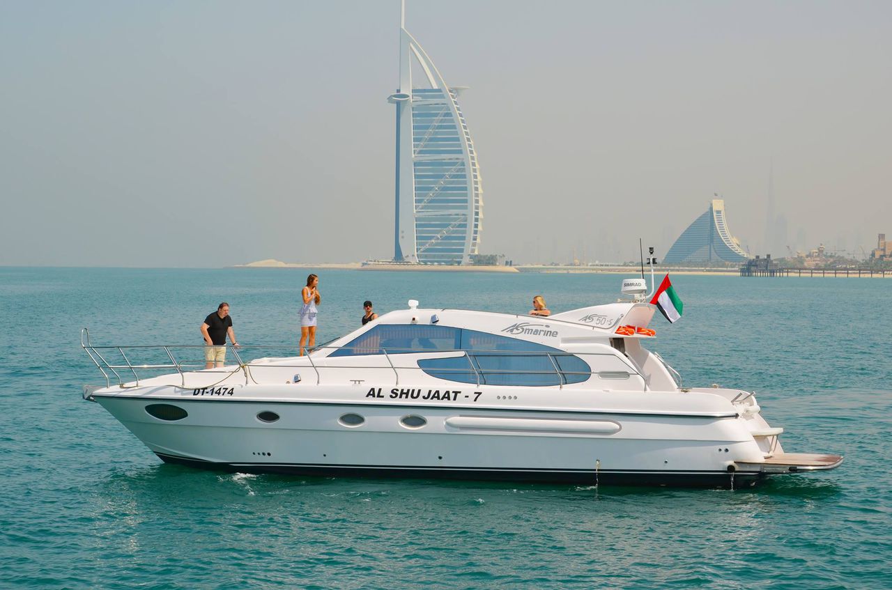 Milionarii arabi își cheltuie banii la târgul anual de iahturi luxoase din Dubai