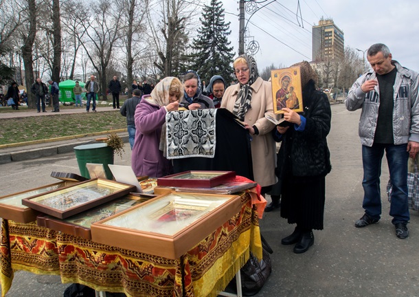 Чучело Тимошенко, коктейли Молотова и молитва на баррикадах. Фоторепортаж из Луганска
