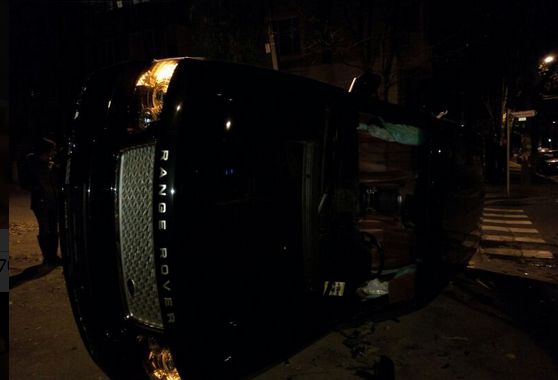 В центре Кишинева перевернулся Range Rover