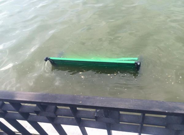 Încă o bancă de la Valea Morilor, aruncată în lac