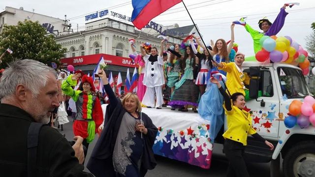 Первомай в Крыму: триколоры и "Путин - наш президент"