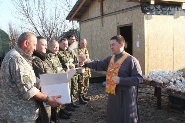 Фоторепортаж: Как встречали Пасху на передовой АТО
