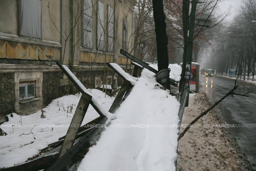 В Кишиневе под тяжестью снега обвалился забор, установленный вокруг одного из столичных музеев
