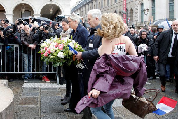 Femen разделись на Первомае во Франции