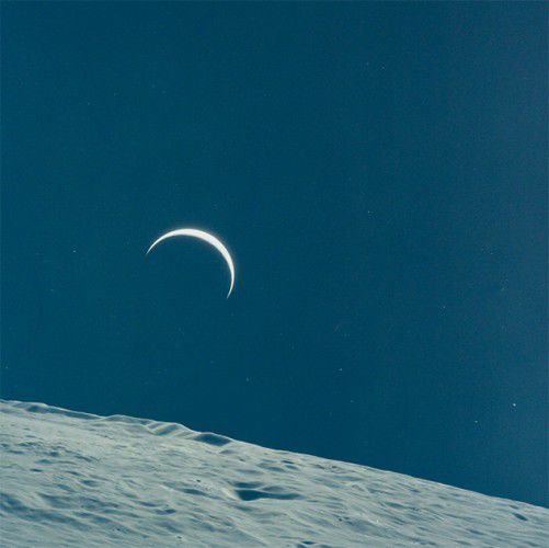 Луна в иллюминаторе и космическое селфи: 10 редких фотографий
